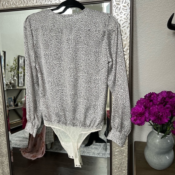 Abercrombie v neck bodysuit - Picture 3 of 4